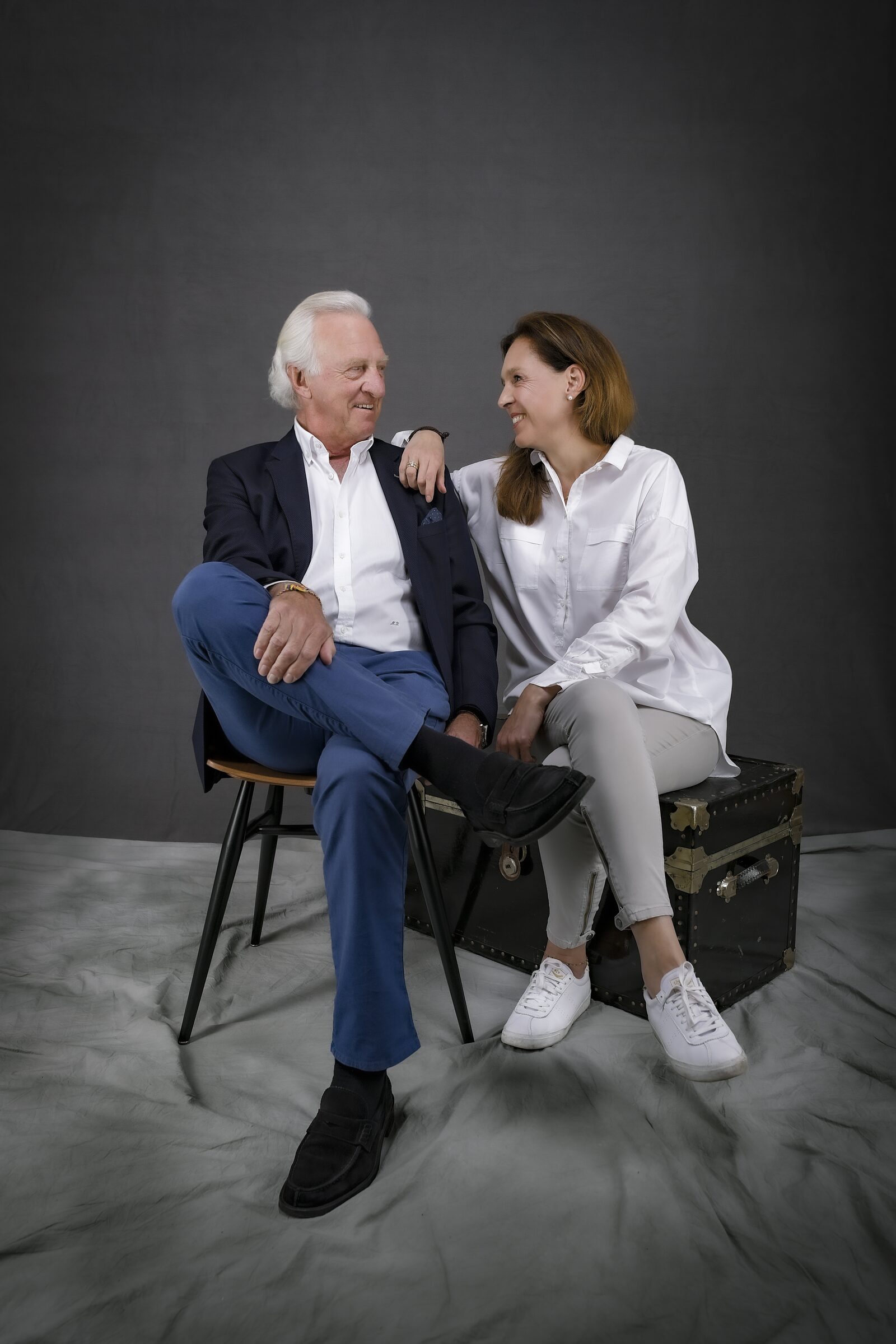 Michael Russ Jr. mit Auszeichnung und Partner bei einer Preisverleihung