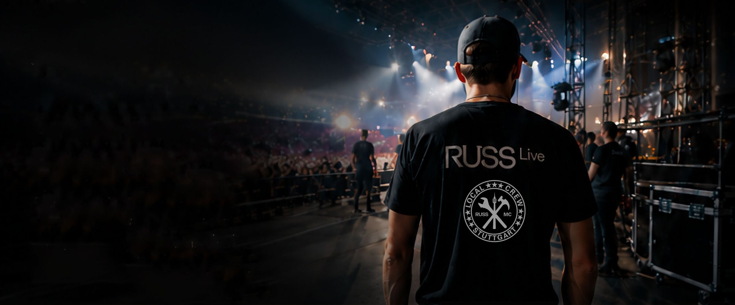 Backstage-Moment mit Russ Live Crew vor einer beleuchteten Bühne