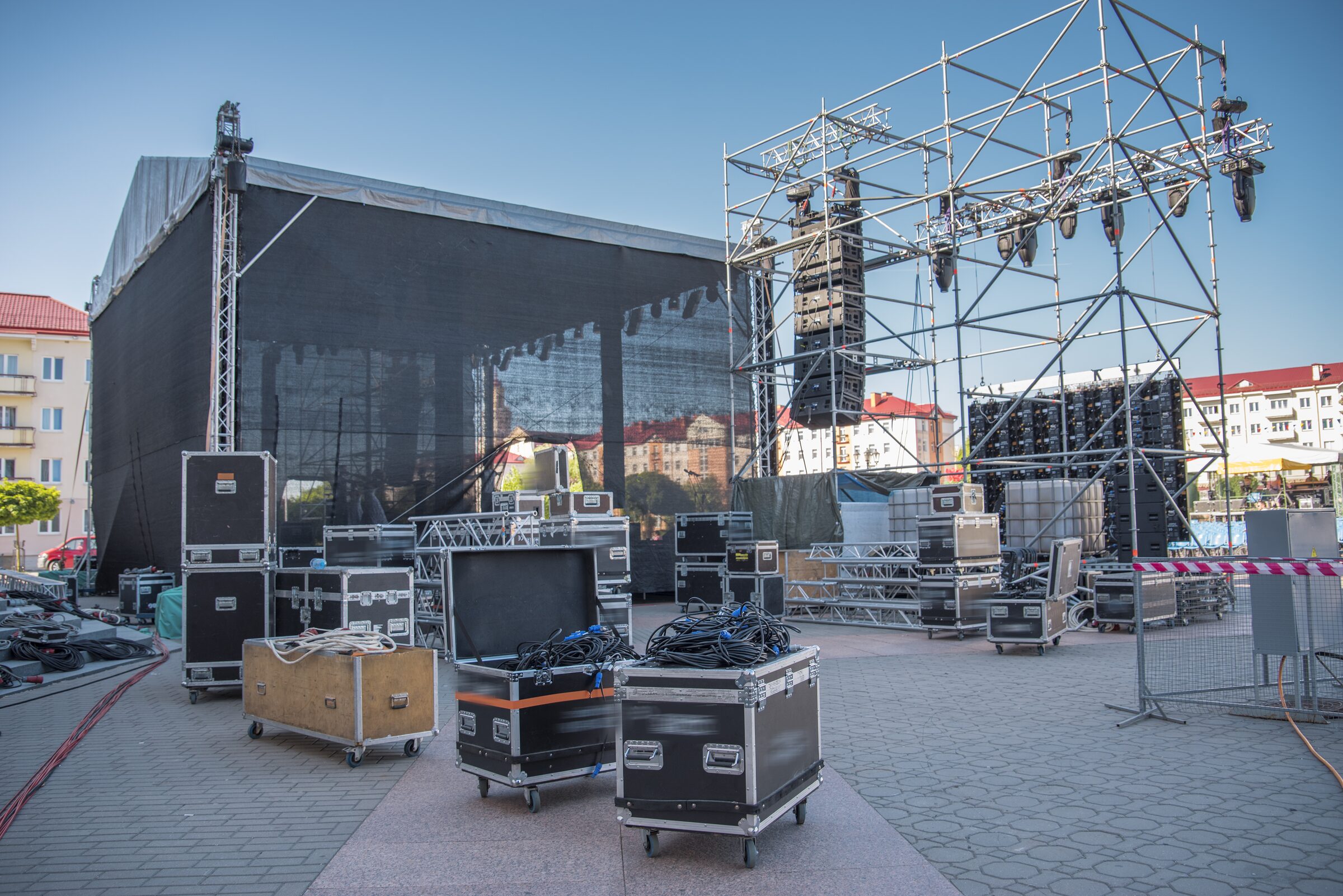 Bühnenaufbau mit Traversen, Cases und Technik vor einem Event