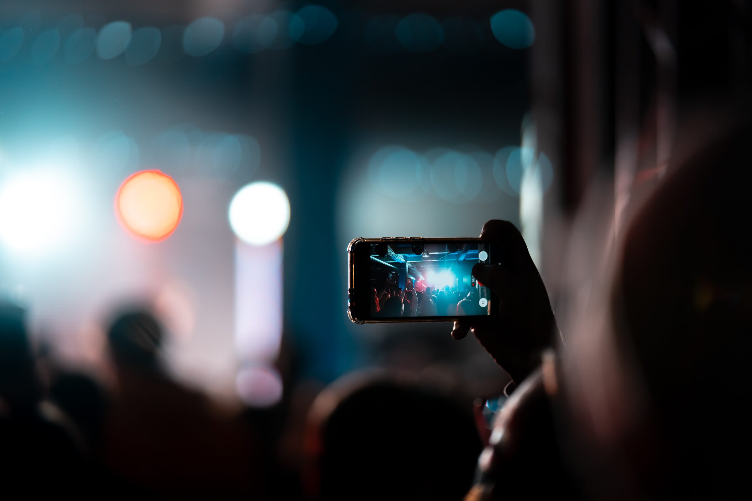 Konzertszene mit Smartphone-Aufnahme für den Pressebereich